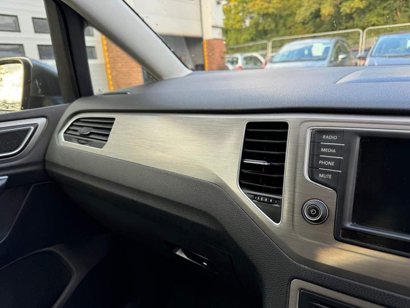 VOLKSWAGEN GOLF SV