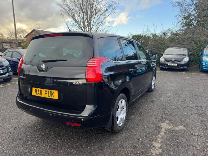 PEUGEOT 5008